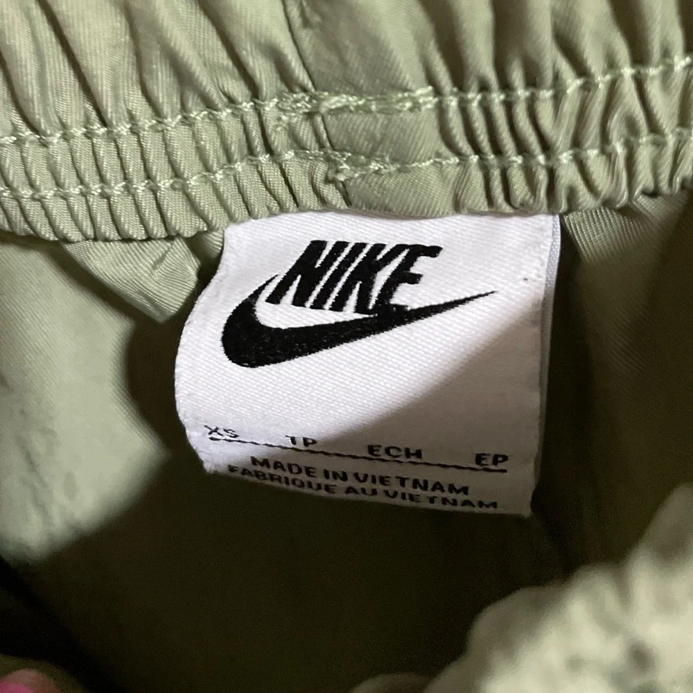 Women’s nike windbreaker sage green Pants